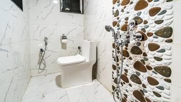 Deluxe Single Room, City View | Bathroom | Shower, towels, shampoo