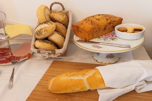 Free daily buffet breakfast - Al Campanario (Còmpeta)