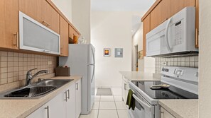 Jääkaappi, mikroaaltouuni, liesi, kahvin-/teenkeitin