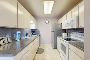 Fridge, microwave, oven, stovetop - Beach Access Across the Street, Shared Heated Pool (Corpus Christi)