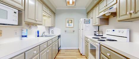 Een koelkast, een magnetron, een oven, een kookplaat