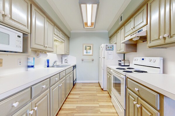 Kylskåp, mikrovågsugn, ugn och spishäll