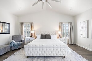 5 habitaciones, escritorio y tabla de planchar con plancha