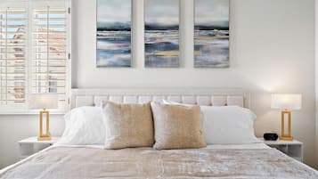 5 slaapkamers, een bureau, een strijkplank/strijkijzer, reisbedje