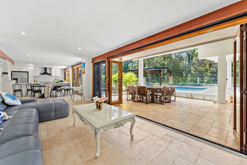 Tranquil 2Ha Escape: 5BD Home + Pool & Play Area