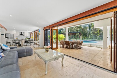 Tranquil 2Ha Escape: 5BD Home + Pool & Play Area