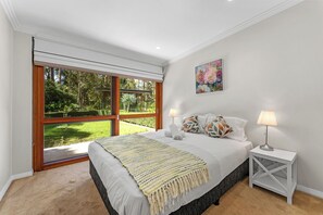 5 bedrooms, desk, iron/ironing board, travel cot