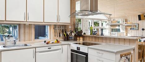 雪櫃、微波爐、焗爐、洗碗機