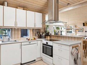 Jääkaappi, mikroaaltouuni, uuni, astianpesukone