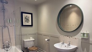 A bathroom with a bathtub, toilet, and sink. - The Neeld Arms (Chippenham)