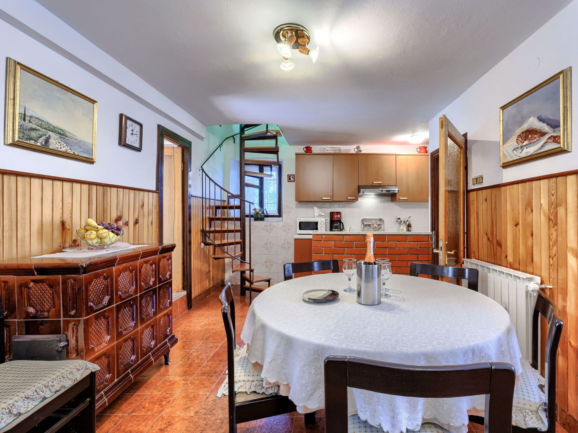 Billedramme, Møbel, Ejendom, Bord, Træ, Indretning, Cabinetry, Etage, Stol, Ejendom
