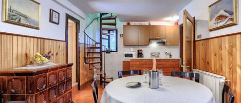 Billedramme, Møbel, Ejendom, Bord, Træ, Indretning, Cabinetry, Etage, Stol, Ejendom