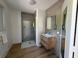 Superior Room | Bathroom | Hair dryer, towels, soap, shampoo - Le moulin de barette (Blavozy)