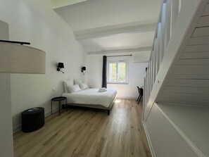 Superior vierpersoonskamer | Een bureau, gratis wifi, beddengoed