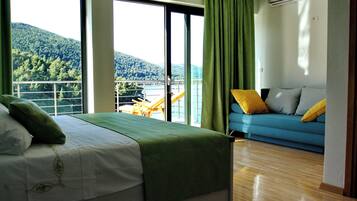 4 bedrooms, desk, iron/ironing board, WiFi