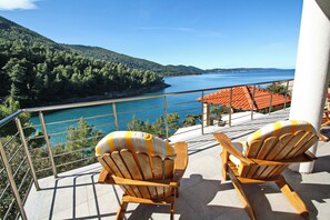 Terrace/patio - Villa Rasoha, right by the sea, a beautiful beach bay, peace, privacy

 (Čara)