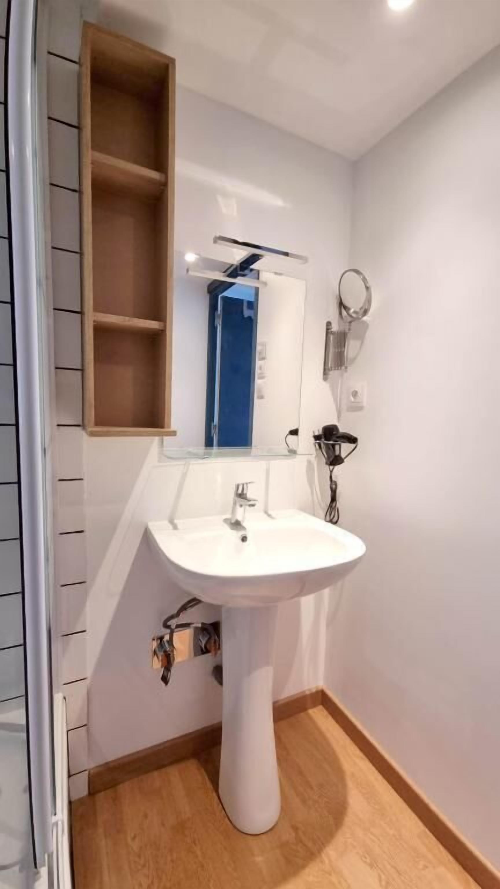 Douche, sèche-cheveux