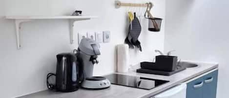Refrigerador, microondas, parrilla de estufa y cafetera y tetera