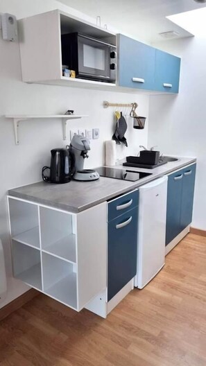 Køleskab, mikrobølgeovn, kogeplade, kaffe-/temaskine