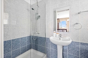Dusche, kostenlose Toilettenartikel, Haartrockner, Handtücher