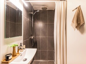 Dusche, Haartrockner, Handtücher