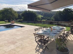 Outdoor dining - Beautiful house in the Loir valley, a real plus with the pool area. (France)