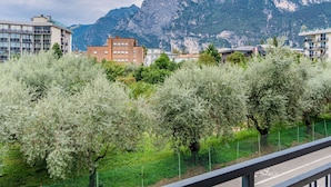 Une vue d’un paysage montagneux avec des bâtiments au premier plan.