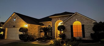 Relaxing home with Smart TVs in all Bedroom, Breakfast & Fast Tesla Charger