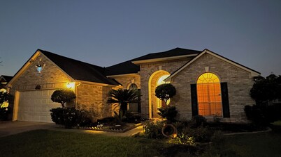 Relaxing home with Smart TVs in all Bedroom, Breakfast & Fast Tesla Charger