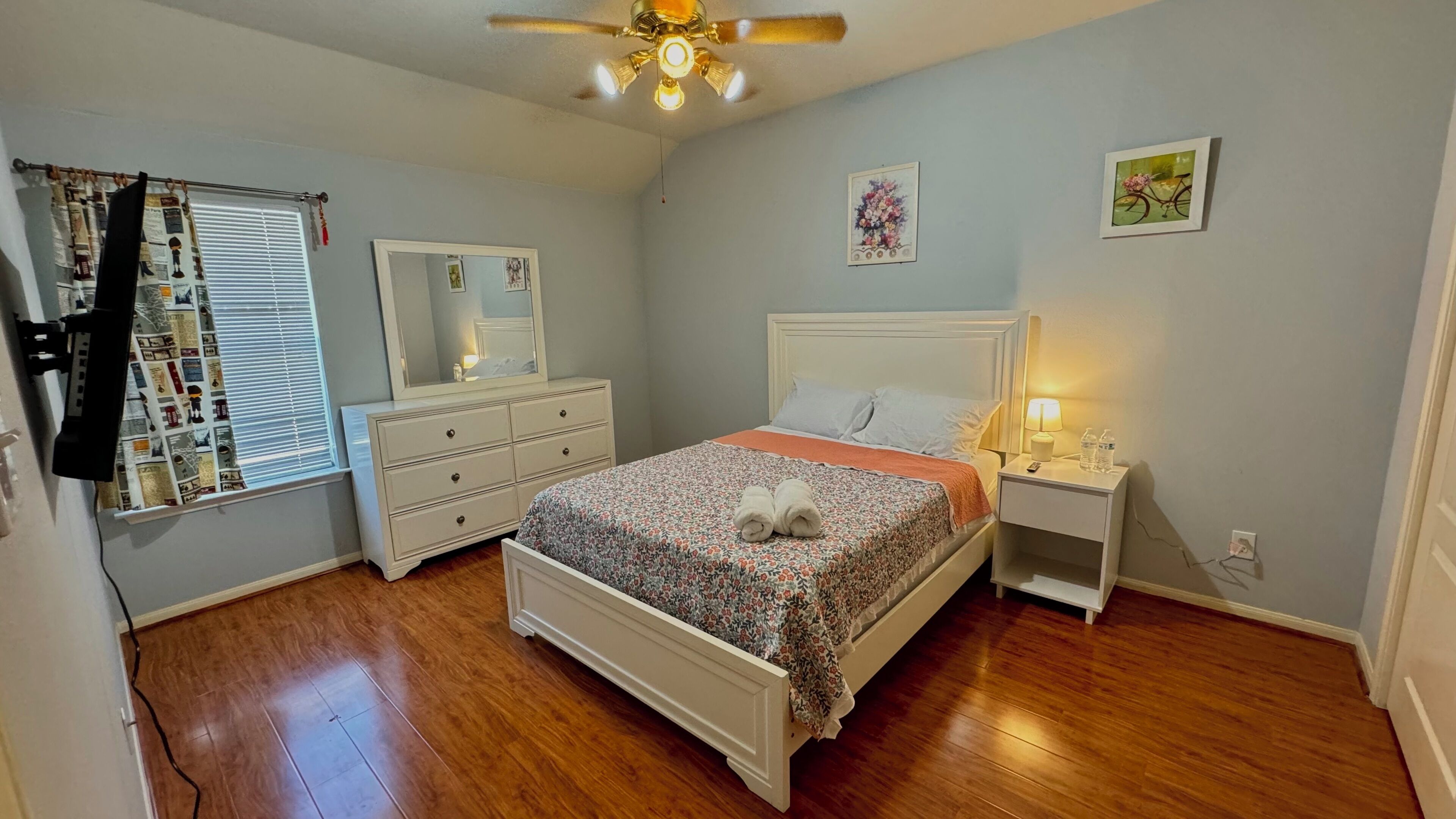 4 bedrooms, iron/ironing board, WiFi, bed sheets