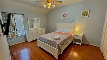 4 bedrooms, iron/ironing board, WiFi, bed sheets