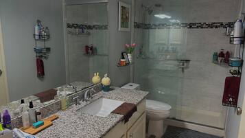 Dusche, Haartrockner, Handtücher, Seife