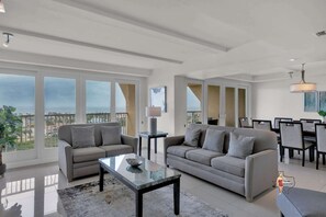 Smart TV - Beachside Condo with Pool, Jacuzzi & Courts (South Padre Island)