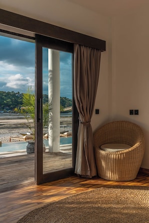 Comfort-huvila, patio, rantanäköala | 4 makuuhuonetta, tallelokero huoneessa, työpöytä, ilmainen Wi-Fi