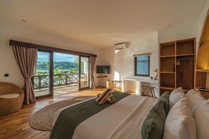 Comfort Villa, Patio, Beach View | 4 bedrooms, in-room safe, desk, free WiFi