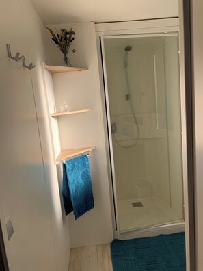 Douche, sèche-cheveux, serviettes fournies, savon