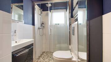 Chuveiro, produtos de toalete grátis, secador de cabelo