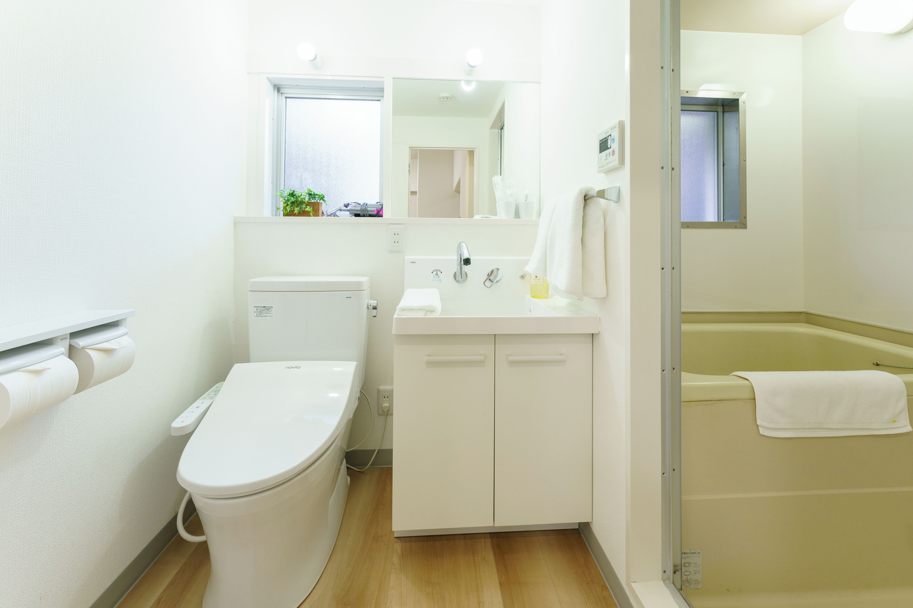 Bañera con ducha, artículos de tocador gratuitos, secador de pelo