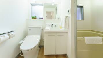 Ensemble douche/baignoire, articles de toilette gratuits, sèche-cheveux