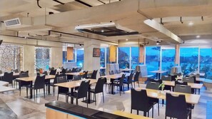 Päivittäinen buffetaamiainen (30000 IDR per henkilö)