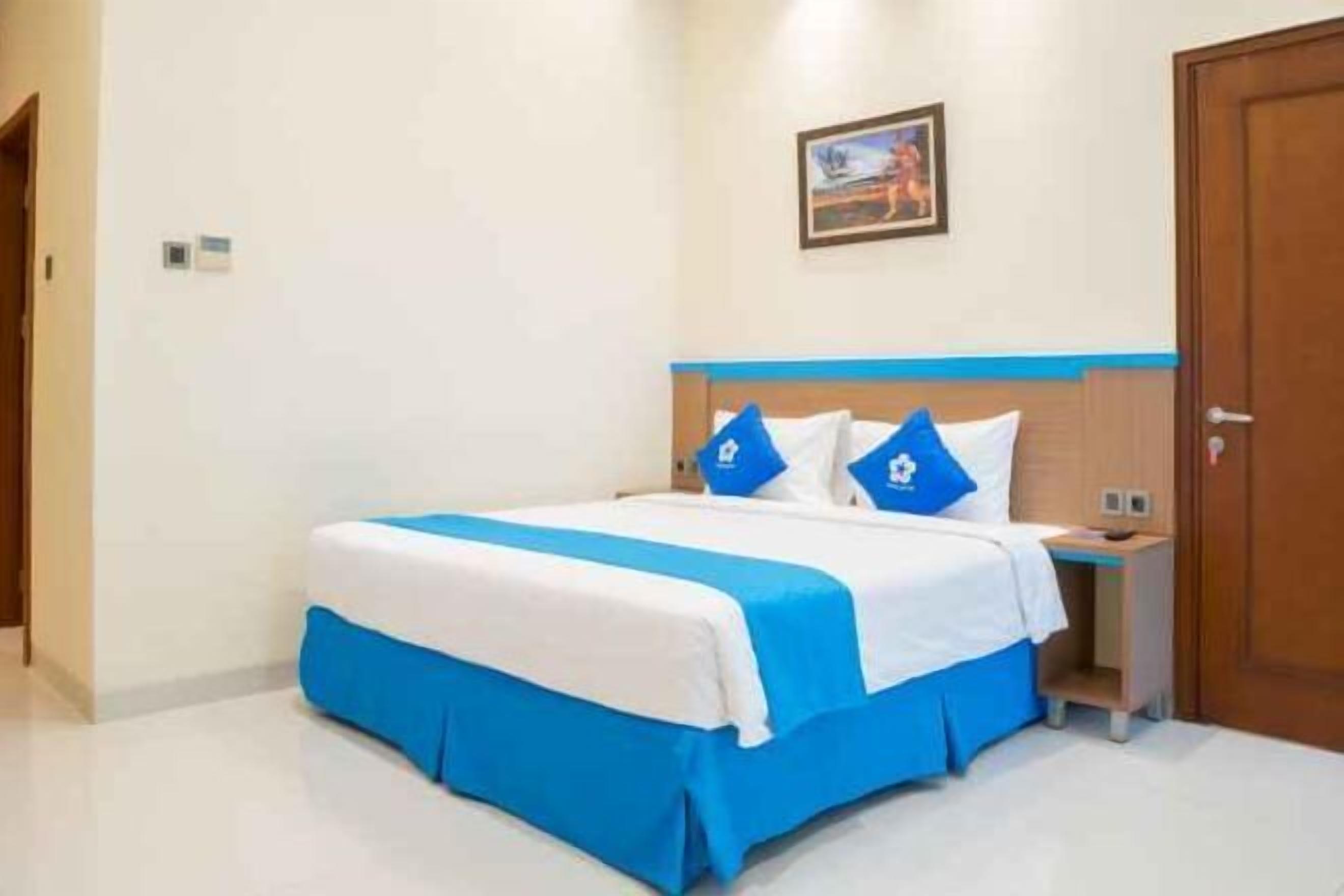 Desk, laptop workspace, soundproofing, free WiFi