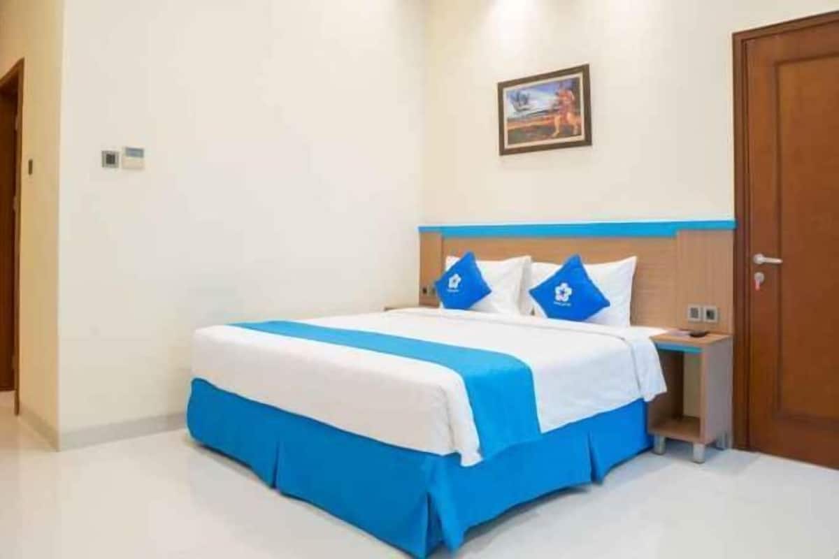 Desk, laptop workspace, soundproofing, free WiFi