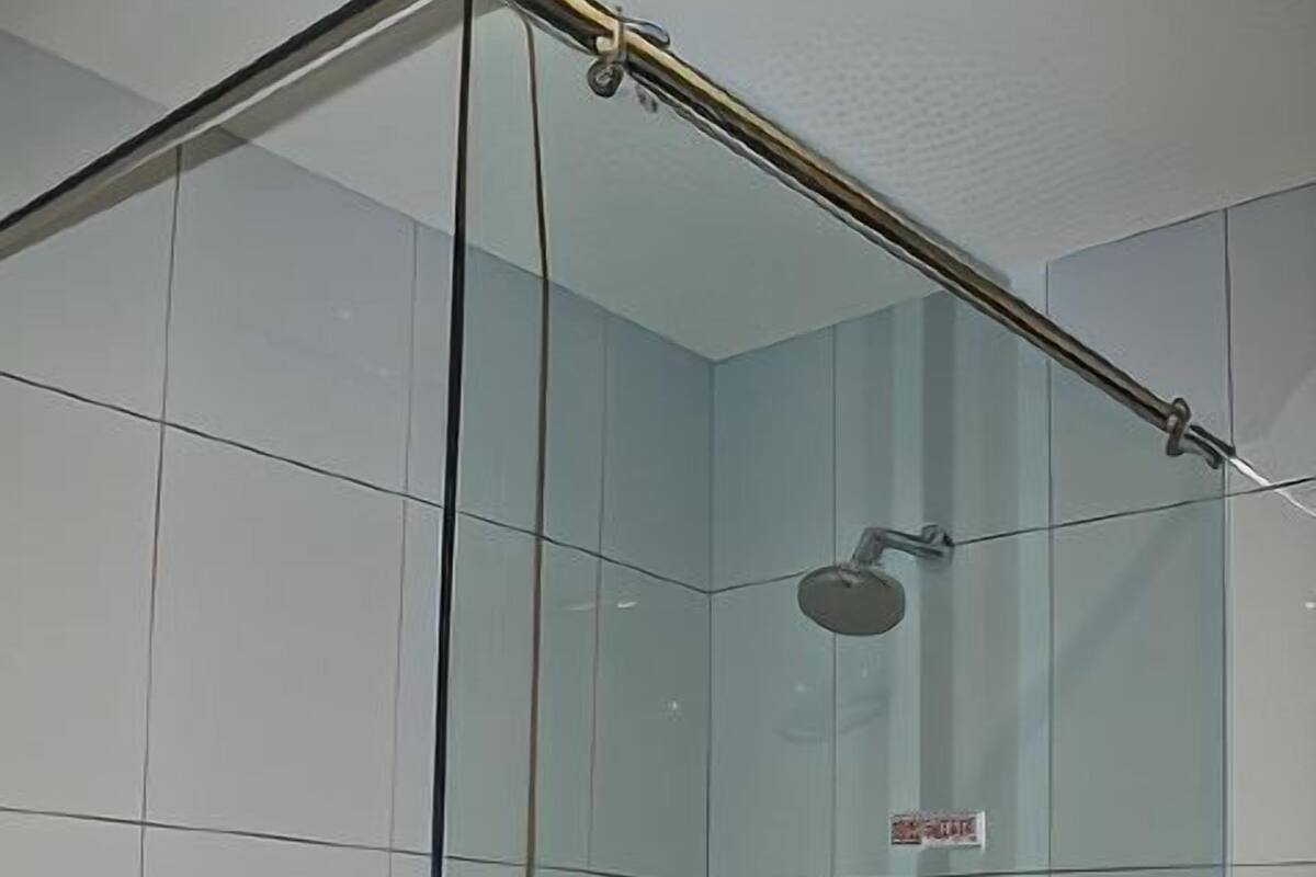 Baño | Regadera, secadora de cabello, toallas, jabón