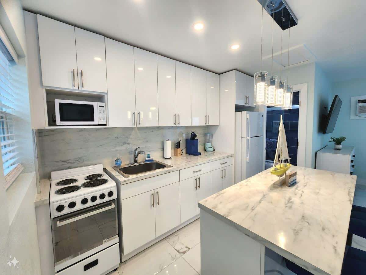 Jääkaappi, mikroaaltouuni, uuni, liesi