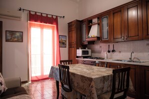 Dining - Sunflowers (Palermo)