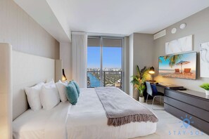 3 bedrooms, desk, iron/ironing board, travel cot - 3BR Apartment with Views and Complementary Parking (Hollywood)