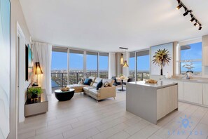 TV, offices - 3BR Apartment with Views and Complementary Parking (Hollywood)