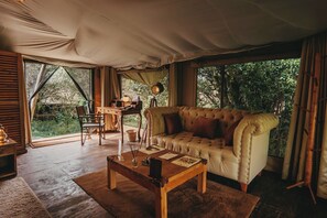 สแตนดาร์ดเต็นท์, วิวสวน | ตู้นิรภัยในห้องพัก, โต๊ะทำงาน, พื้นที่ทำงานแบบใช้แล็ปท็อป, ผ้าม่านกันแสง