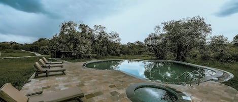 10 hồ bơi ngoài trời