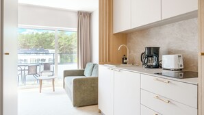 Una cocina moderna con cafetera, tostadora y vistas al exterior.